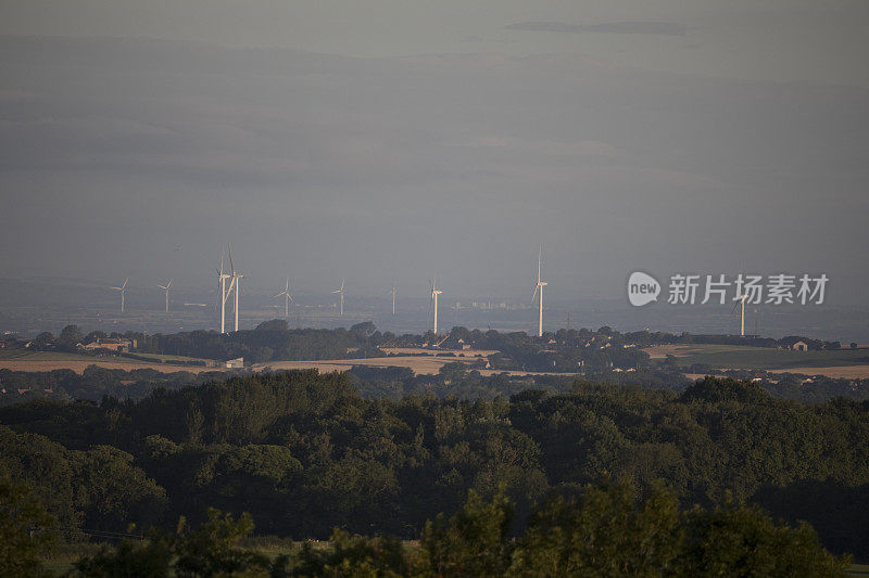 夏季景观与风力涡轮机在远处，北约克郡，英格兰，英国