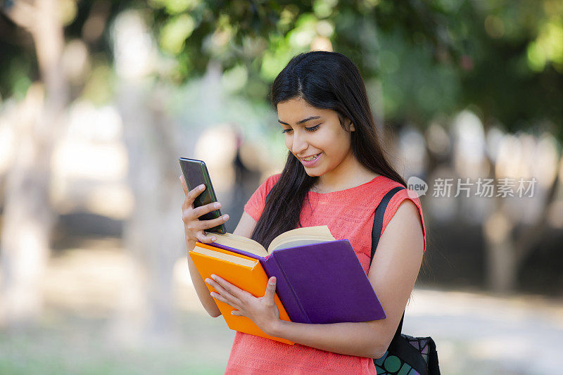 年轻的印度女大学生库存照片