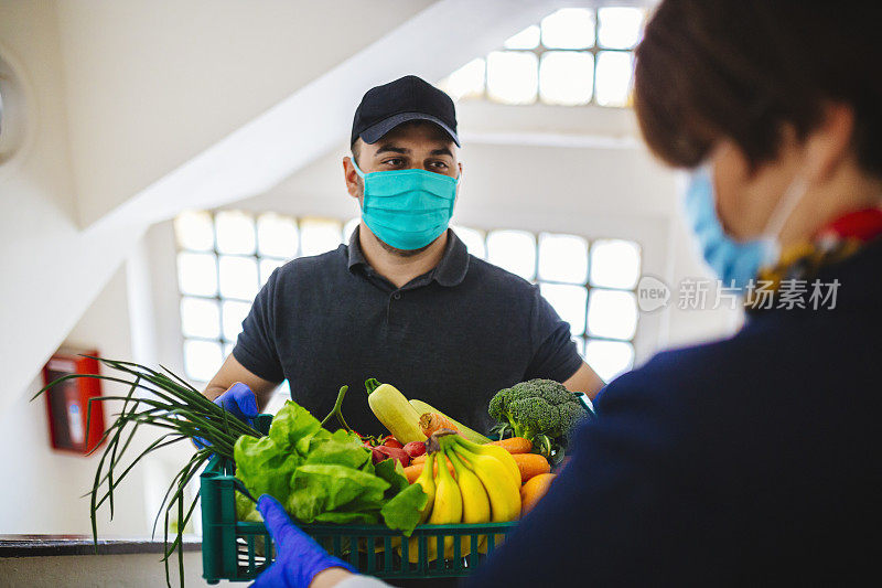 送货上门的食品杂货-冠状病毒疫情