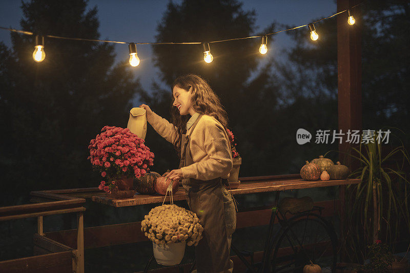 在花园里照料植物的女人