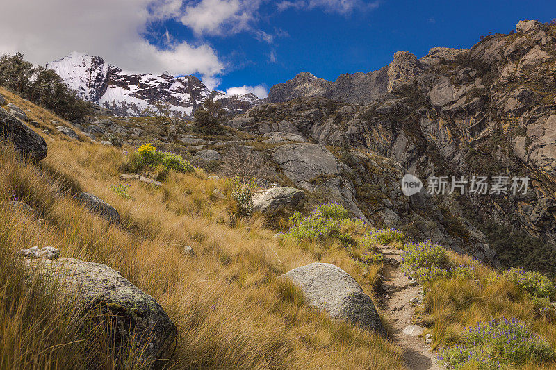 布兰卡山脉的风景:秘鲁安第斯山脉附近的Churup徒步小径