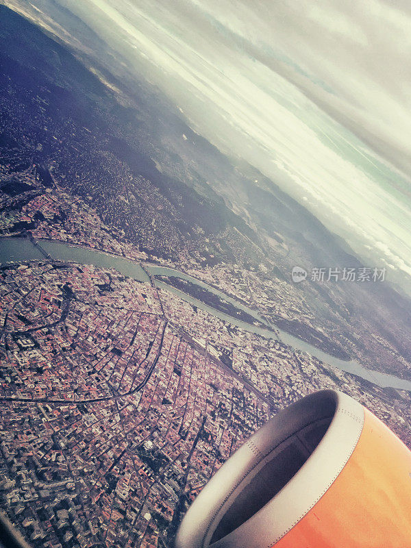 从飞机上看到的布达佩斯城市景观