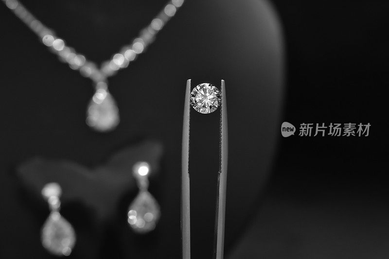 钻石贵重、昂贵、稀少。用于制造珠宝