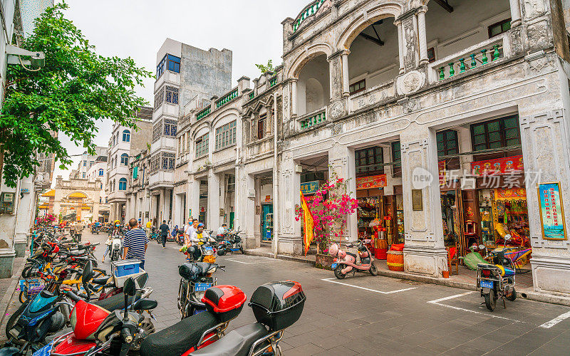 中国海南海口七楼旧城新民西路的街景