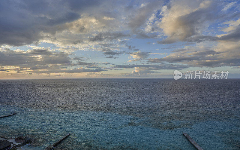 墨西哥尤卡坦半岛科苏梅尔岛加勒比海上的日落