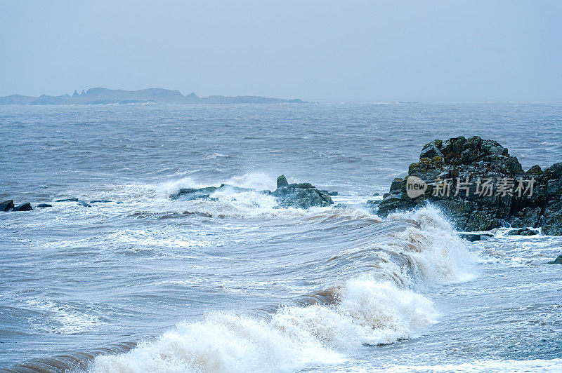 冬天，海浪拍打着苏格兰海滩