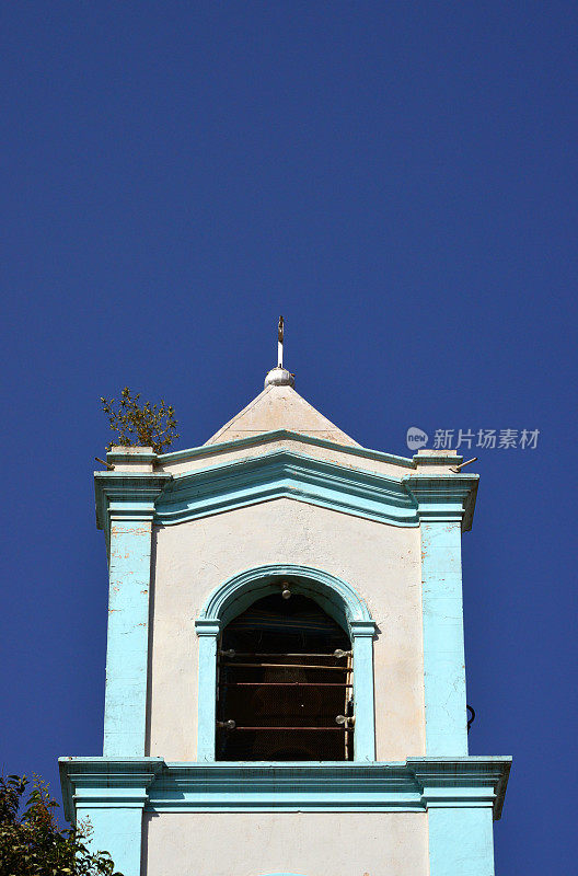 希腊天使报喜教堂钟楼和靛蓝天空，阿斯马拉，厄立特里亚