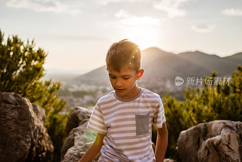 那个小男孩喜欢看日落