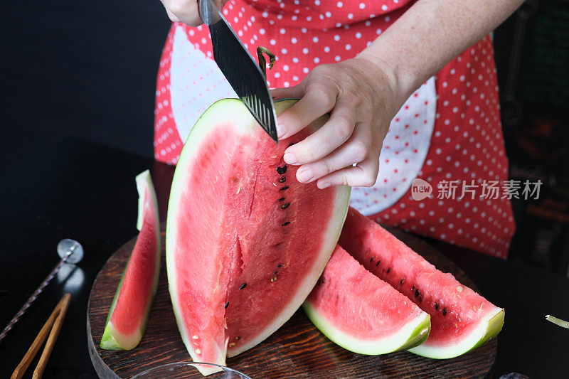 用西瓜，红浆果和非乳制品生奶油制作健康的素食甜点