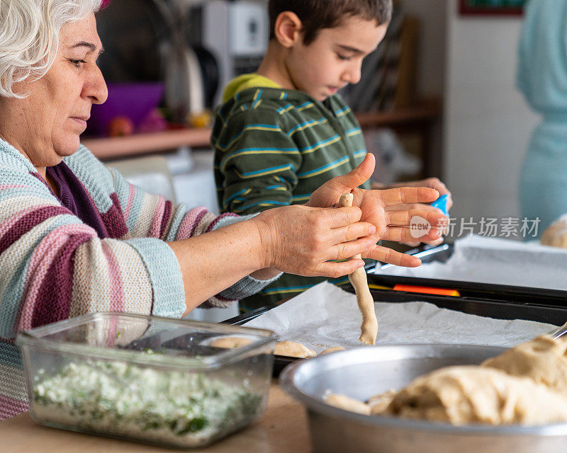 老奶奶和孙子在厨房做饭