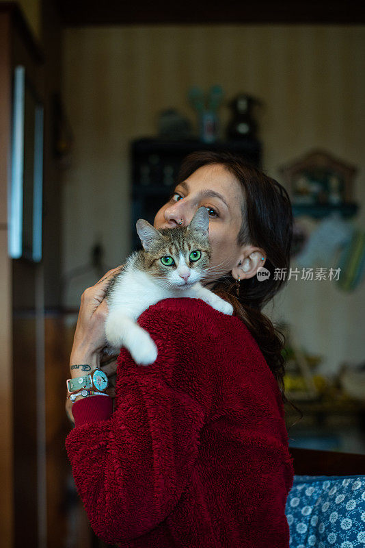女人和她新收养的猫的肖像