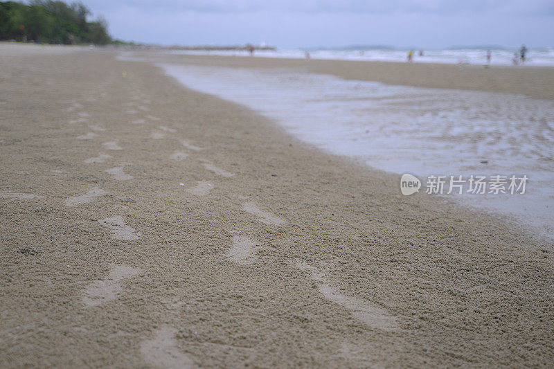 足迹在沙地上