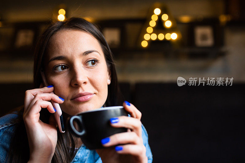 一个年轻漂亮的女人打电话到café