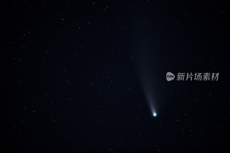 彗星在黑暗的夜空中飞行