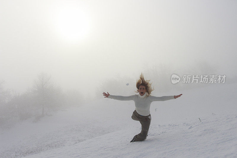 女人跳进雪里