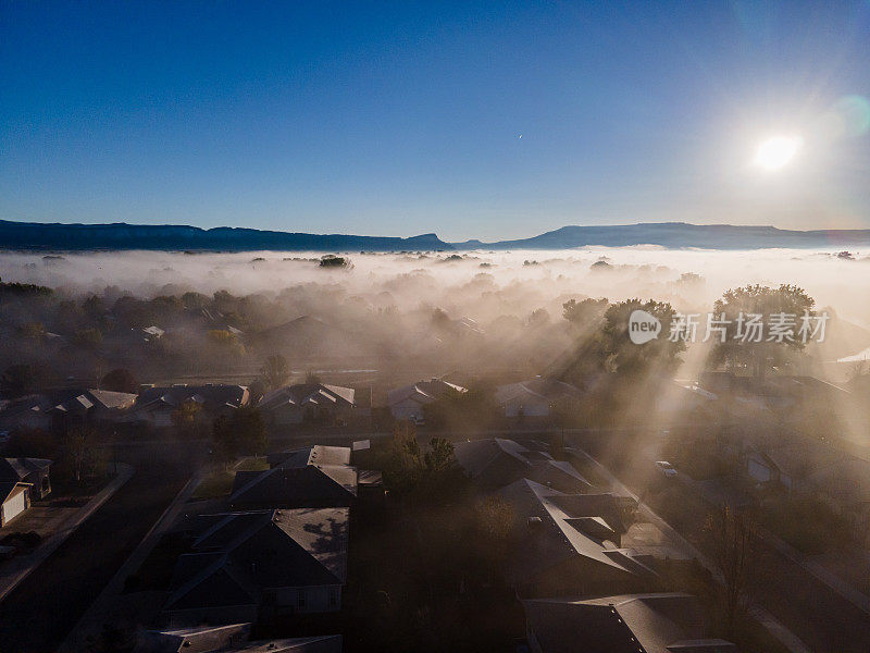 一场寒冷的秋雨过后，科罗拉多州大汇合点上空的无人机向东观看的清晨浓雾