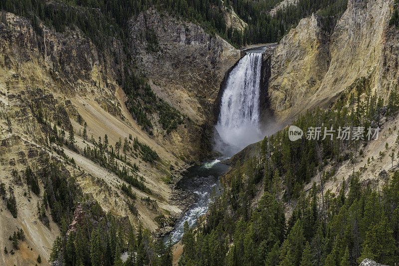 在怀俄明州的黄石国家公园的艺术家点下黄石瀑布。