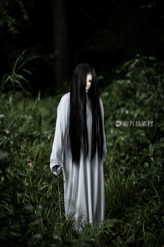 可怕的日本女鬼在森林里