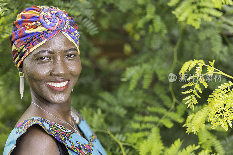 一位加纳女士在她的花园里