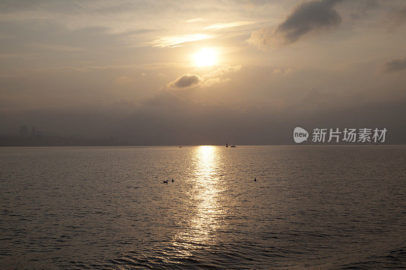 日出时太阳反射在海面上