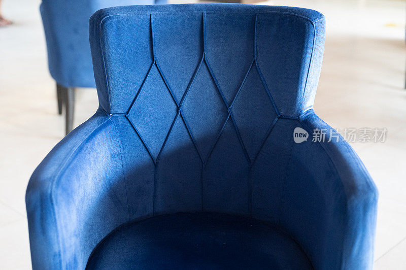现代的蓝色扶手椅