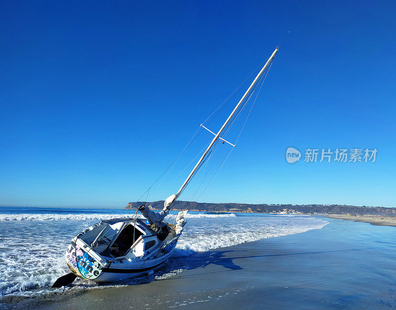一艘被遗弃的帆船被冲上了加利福尼亚科罗纳多北岛海军基地的海滩
