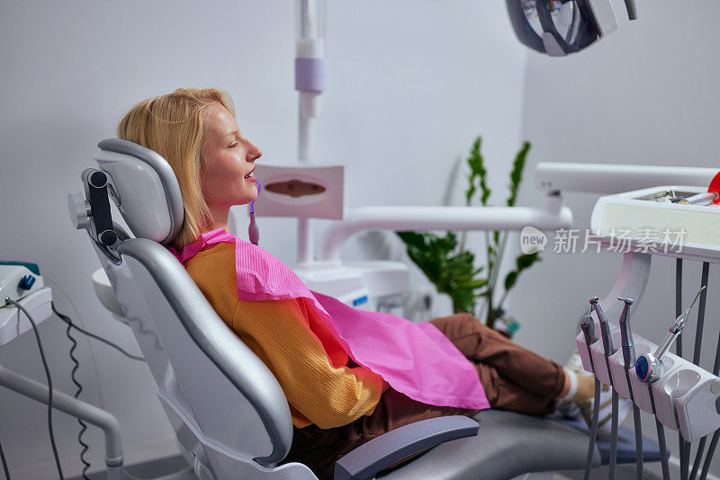 女病人躺在牙科椅上