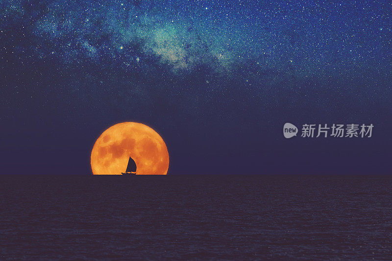 满月和银河升起在大海的地平线上，船的轮廓。