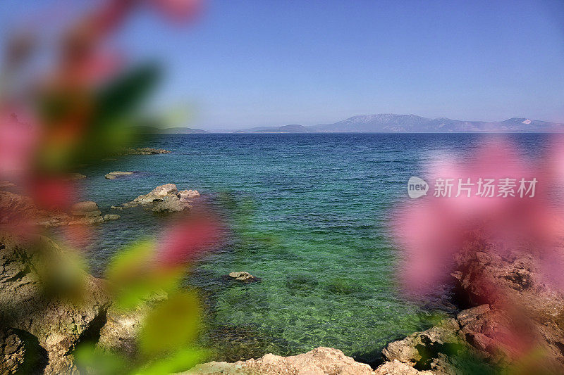 美丽的绿松石色岩石海景，清澈透明的水