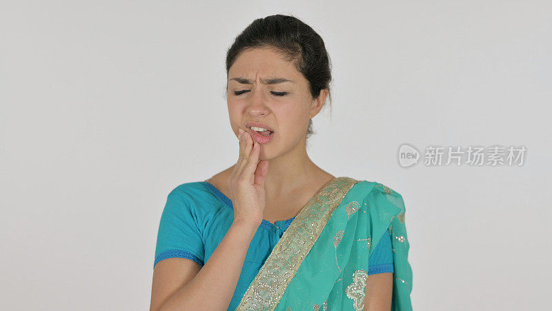 印度妇女牙痛，白色背景