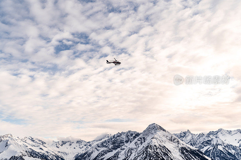田园诗般的冬季场景，雪，直升机在飞行。
