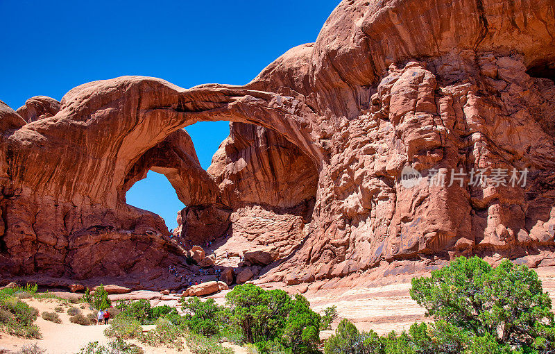 双拱是犹他州拱门国家公园内的天然岩层。蓝天下的风景