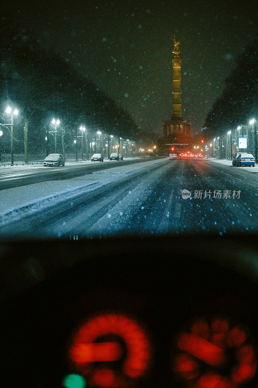 在冬天的夜晚开车穿过柏林