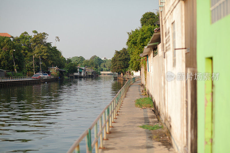 沿着曼谷的运河观看拉德普拉