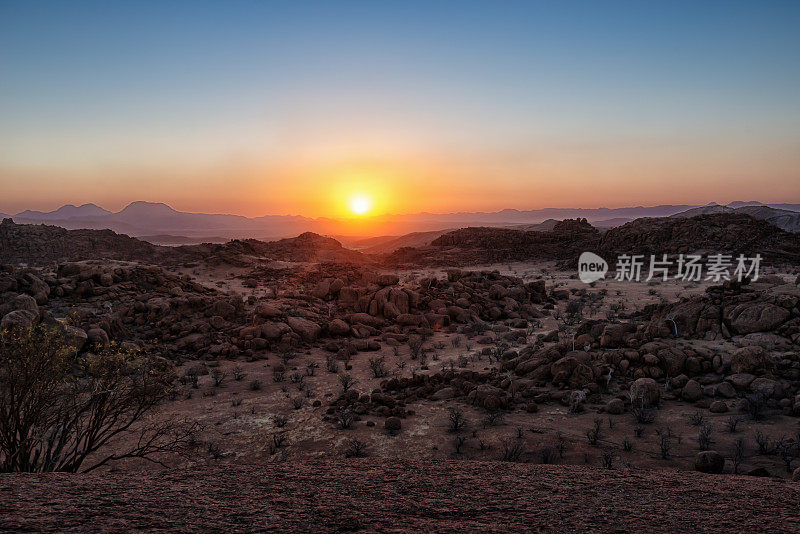 令人敬畏的日落在纳米比亚达马拉兰