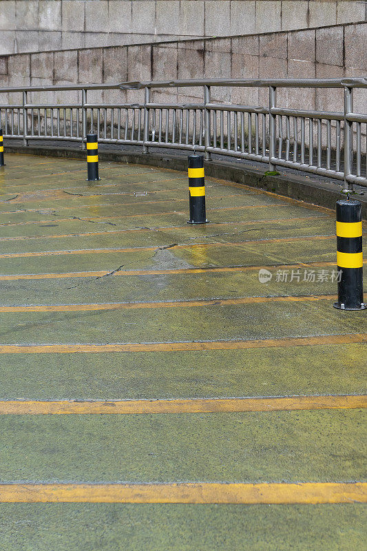 雨后地下停车场出入口