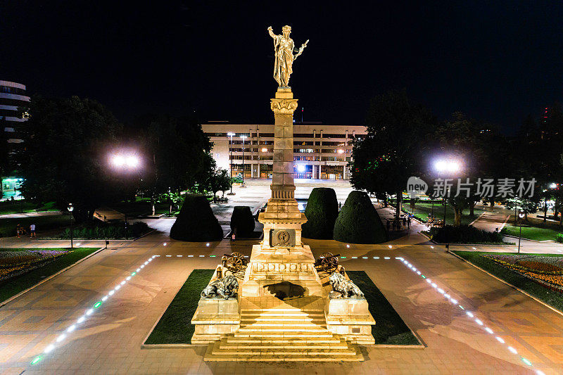 市区、城镇广场和自由纪念碑的鸟瞰图-(保加利亚）