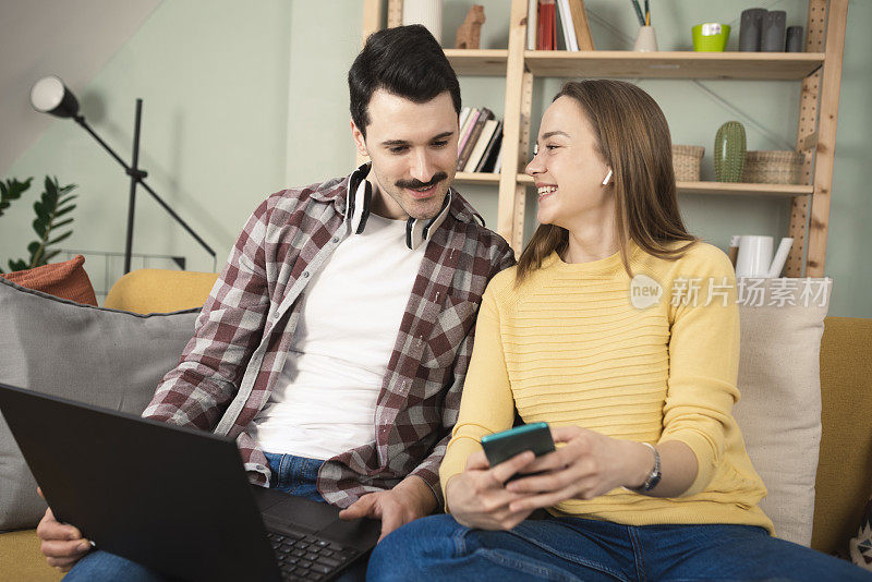 夫妻一起使用科技