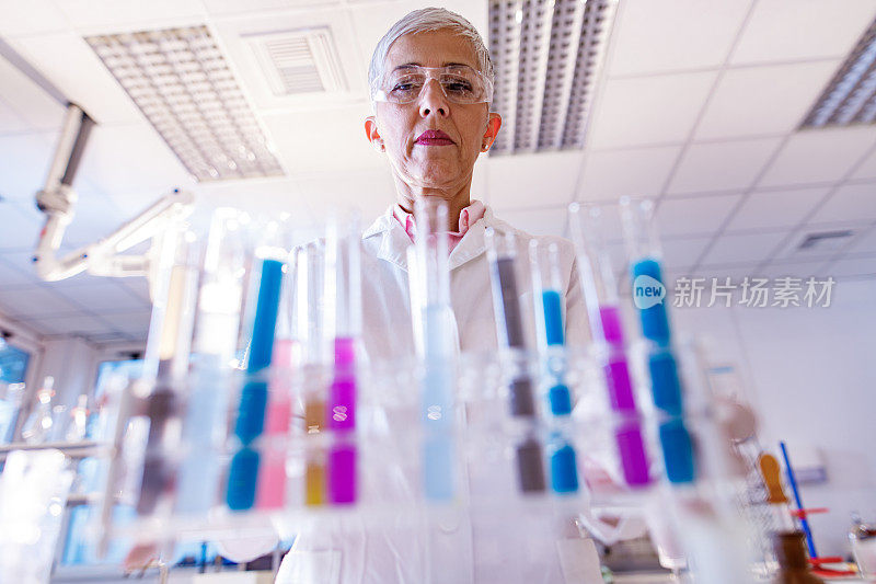 下面是一位女化学家在实验室里用试管工作的照片。