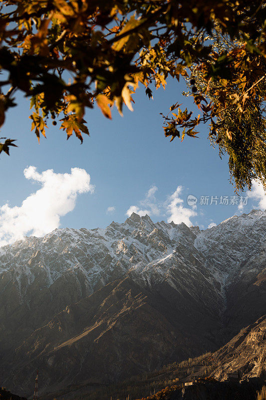 巴基斯坦喜马拉雅山脉的秋天风景优美