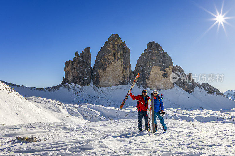 快乐的夫妇在乡村滑雪旅行，在完美的冬日环绕着特雷齐姆