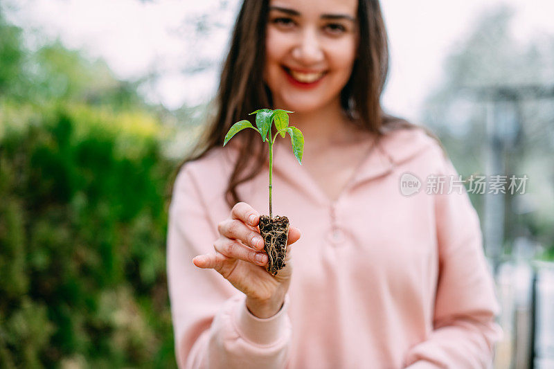 手里拿着秧苗的年轻女子