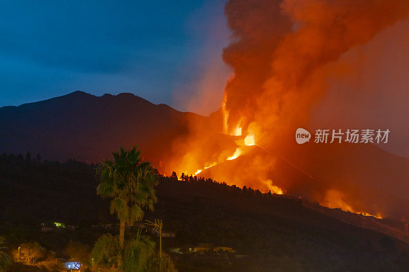 康伯维哈火山爆发。火山锥和火山弹飞向黎明山。