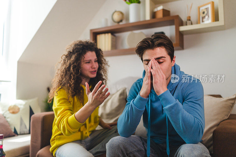 年轻的女友在男友筋疲力尽的时候与他激烈争吵