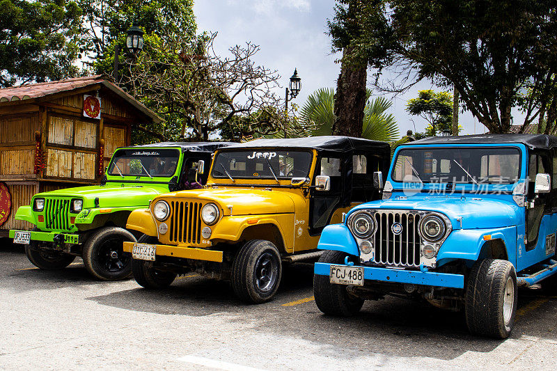 传统的吉普车威利停在哥伦比亚美丽的小镇菲兰迪亚的主广场上。