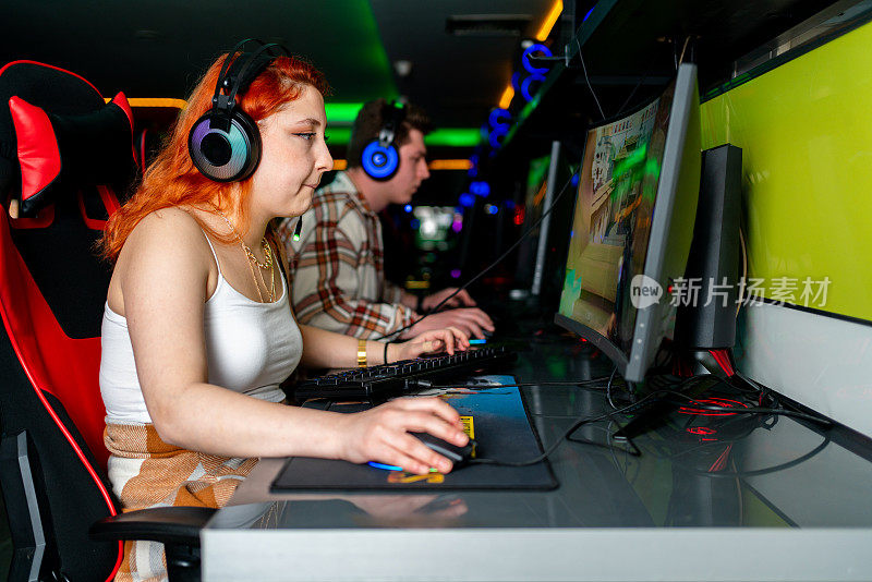 女性玩家玩电子竞技