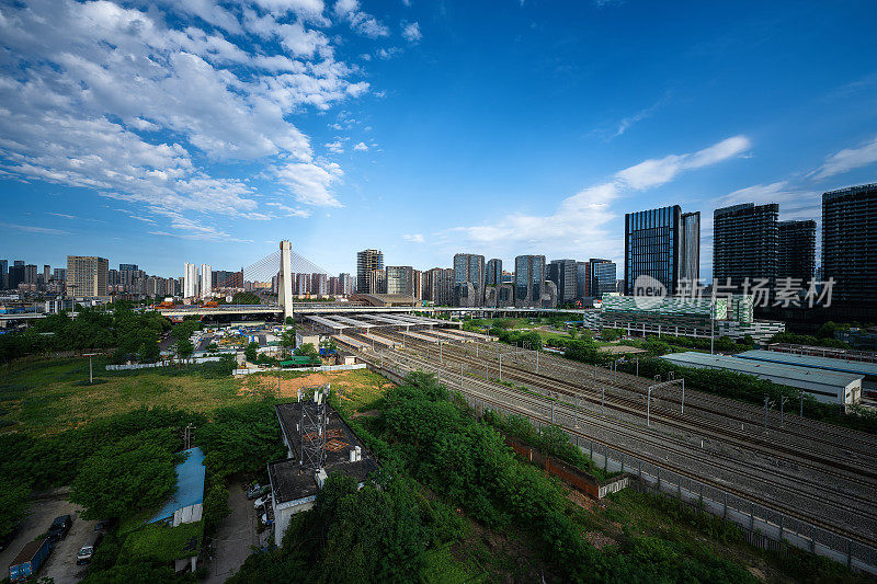 成都现代城市建筑在一个阳光明媚的下午