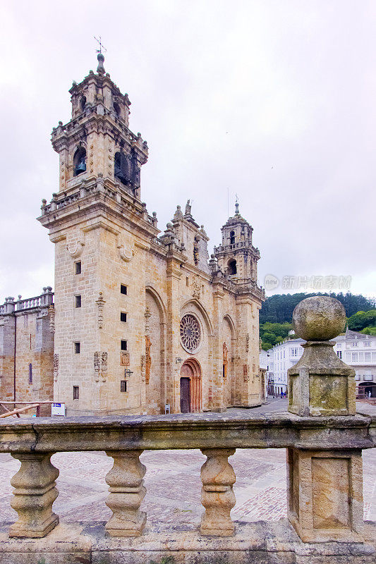 Mondoñedo大教堂正面和城市广场，加利西亚，西班牙。