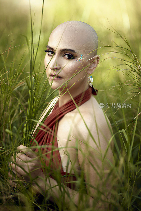 在芦苇丛里战胜癌症的光头美女。