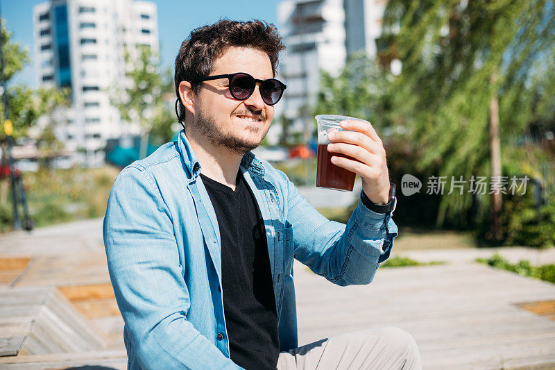 男人在户外喝啤酒